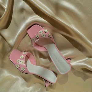 SOLD Pink kitten heels with White Daisy Rhinestone flower appliqué